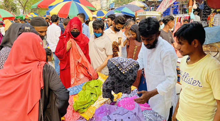 নারায়ণগঞ্জ হলিডে মার্কেটে ক্রেতাদের উপচেপড়া ভিড়